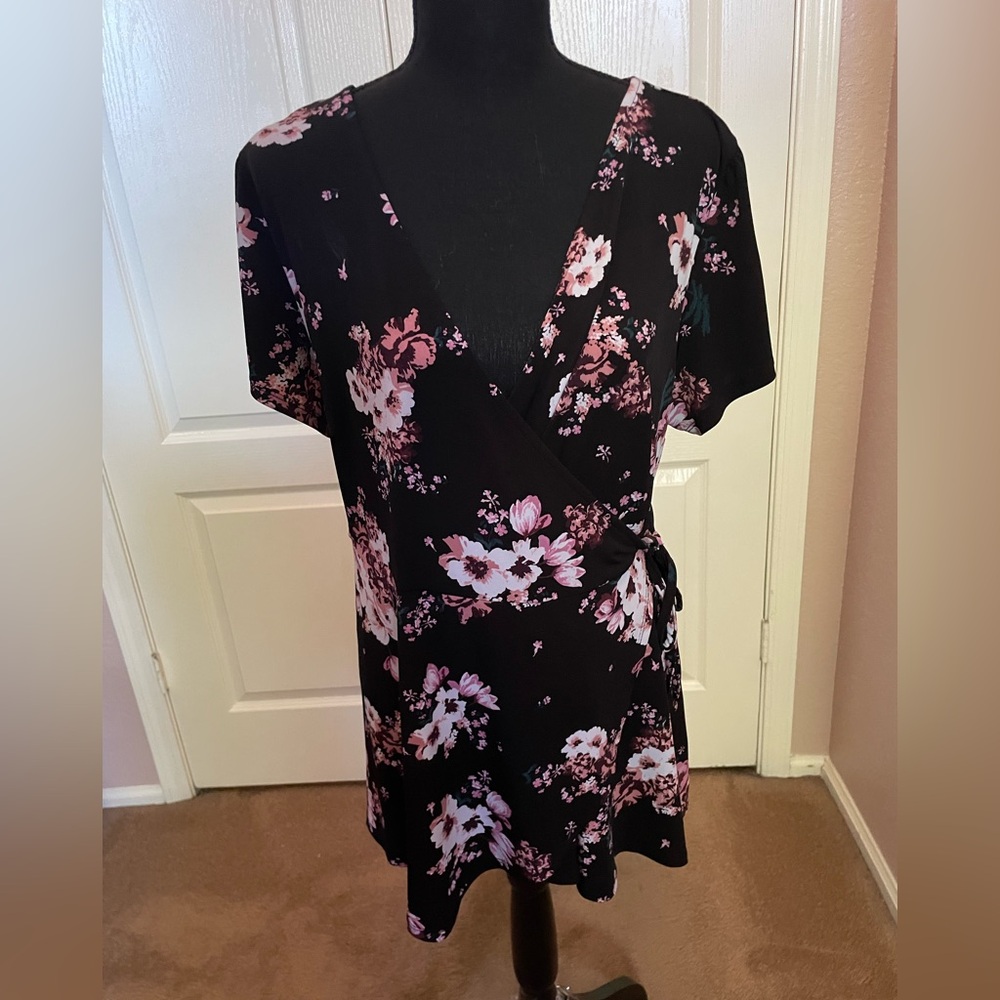 Torrid short sleeve self tie floral blouse